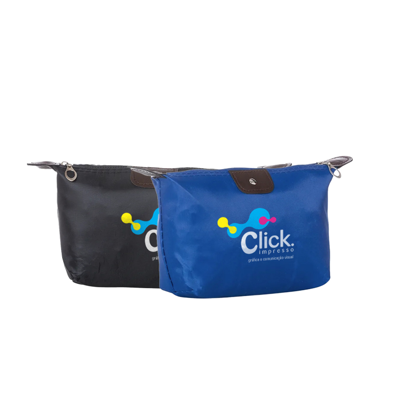 Necessaire impermeável de poliéster com detalhes em couro sintético e parte interna com revestimento emborrachado, possui um “botão” no detalhe do couro frontal. 11x18,3 cm